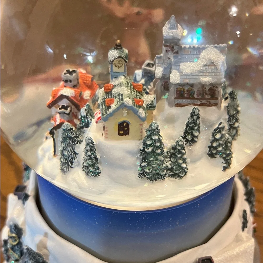 PartyLite Olde World‎ Village musical snow globe